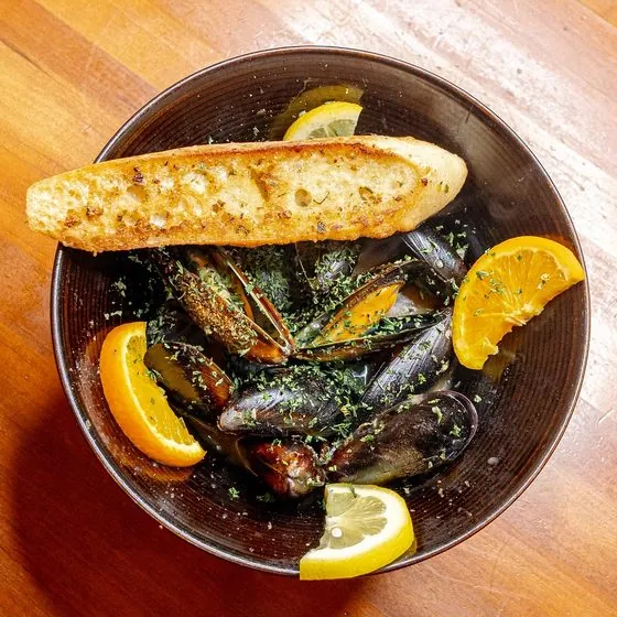 White peach sangria mussels with garlic toast